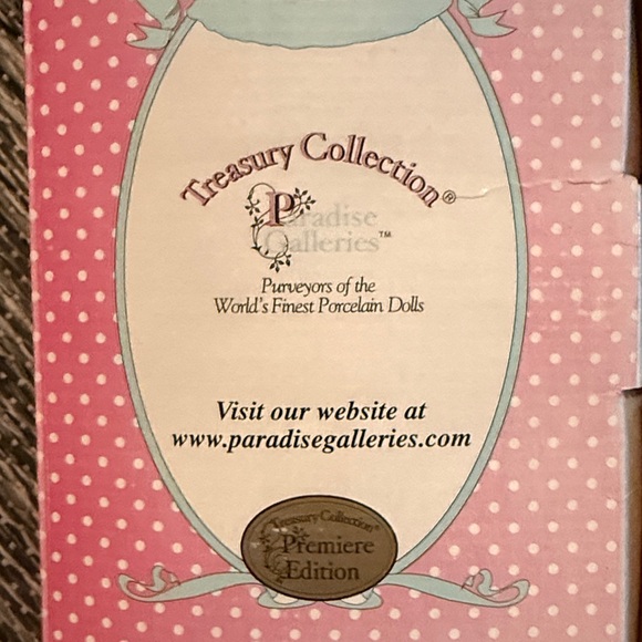 Paradise Galleries “Angel of Love” Porcelain Doll (never taken out of packaging) - Picture 9 of 9